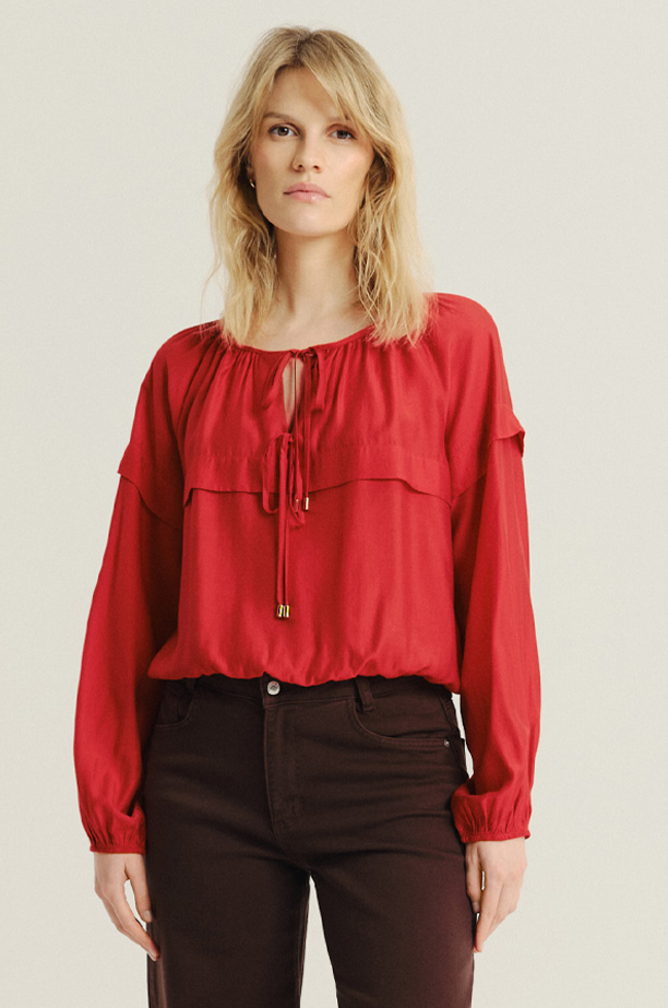 Czerwona bluzka z dodatkiem wiskozy