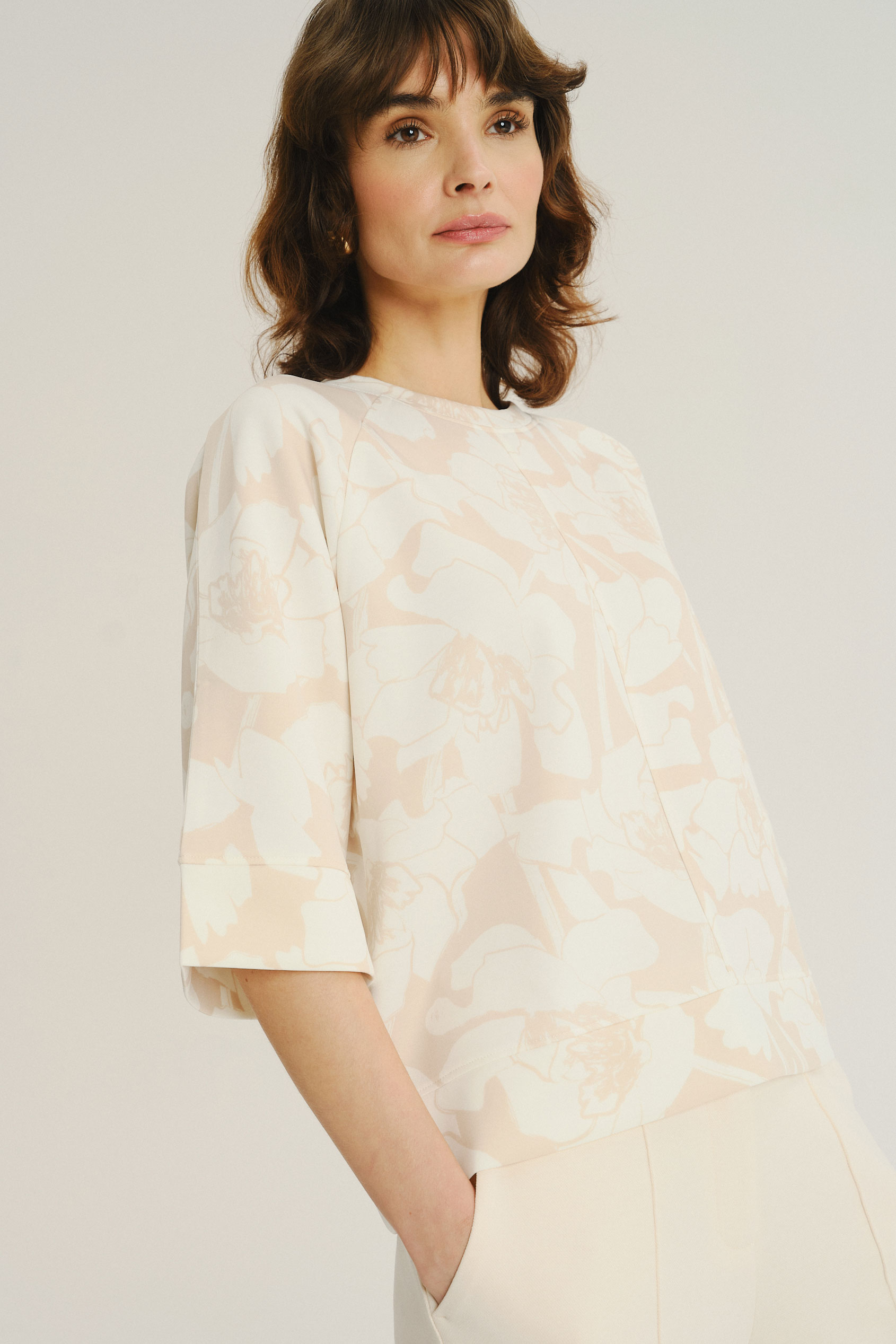 Jasnobeżowa bluza w białe kwiaty