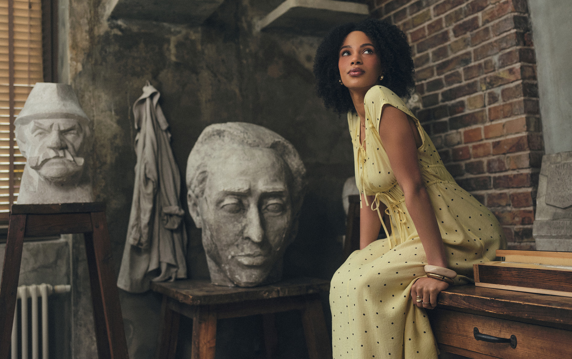 Masełkowa sukienka w drobne kropki