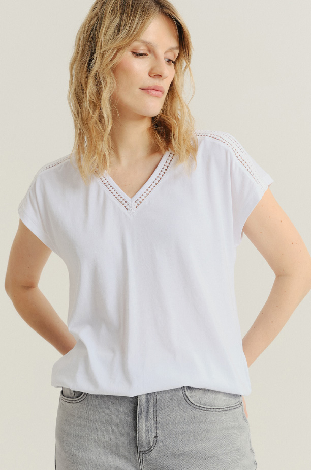 Uniwersalny top w białym kolorze