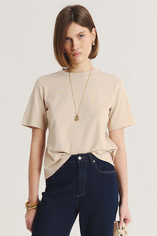 Beżowy t-shirt w stylu basic