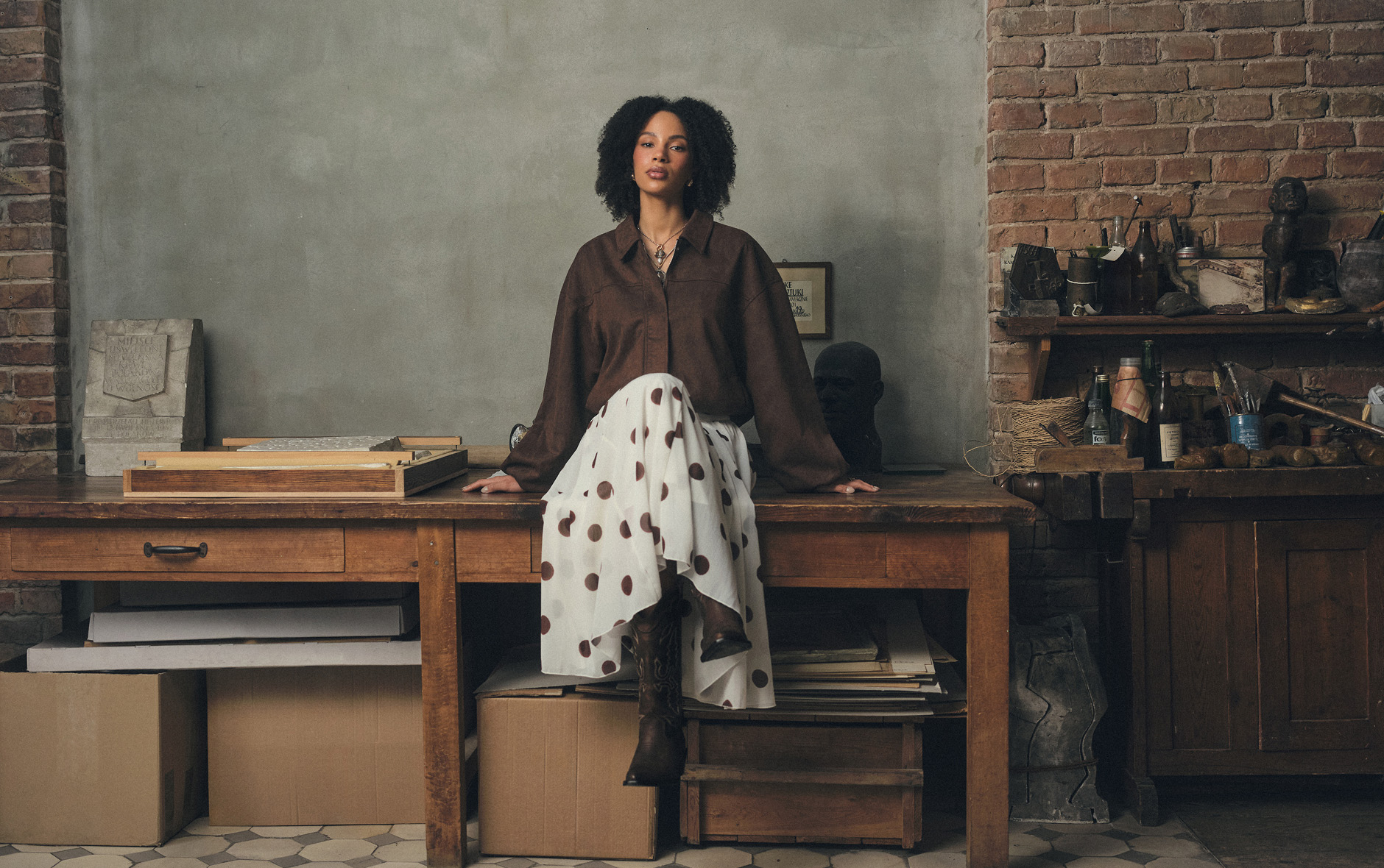 Biała spódnica midi w stylowe kropki