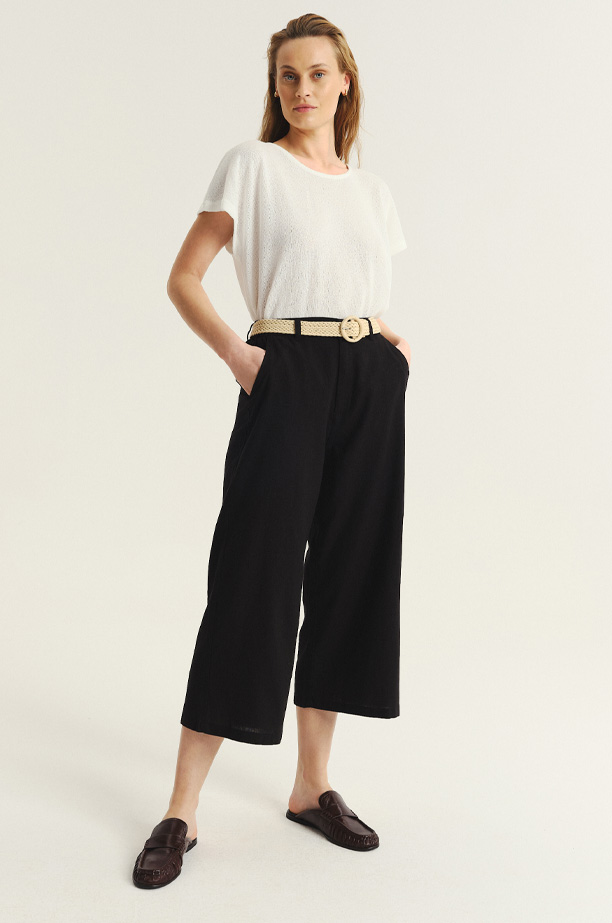 Czarne spodnie typu kuloty z kontrastowym plecionym paskiem