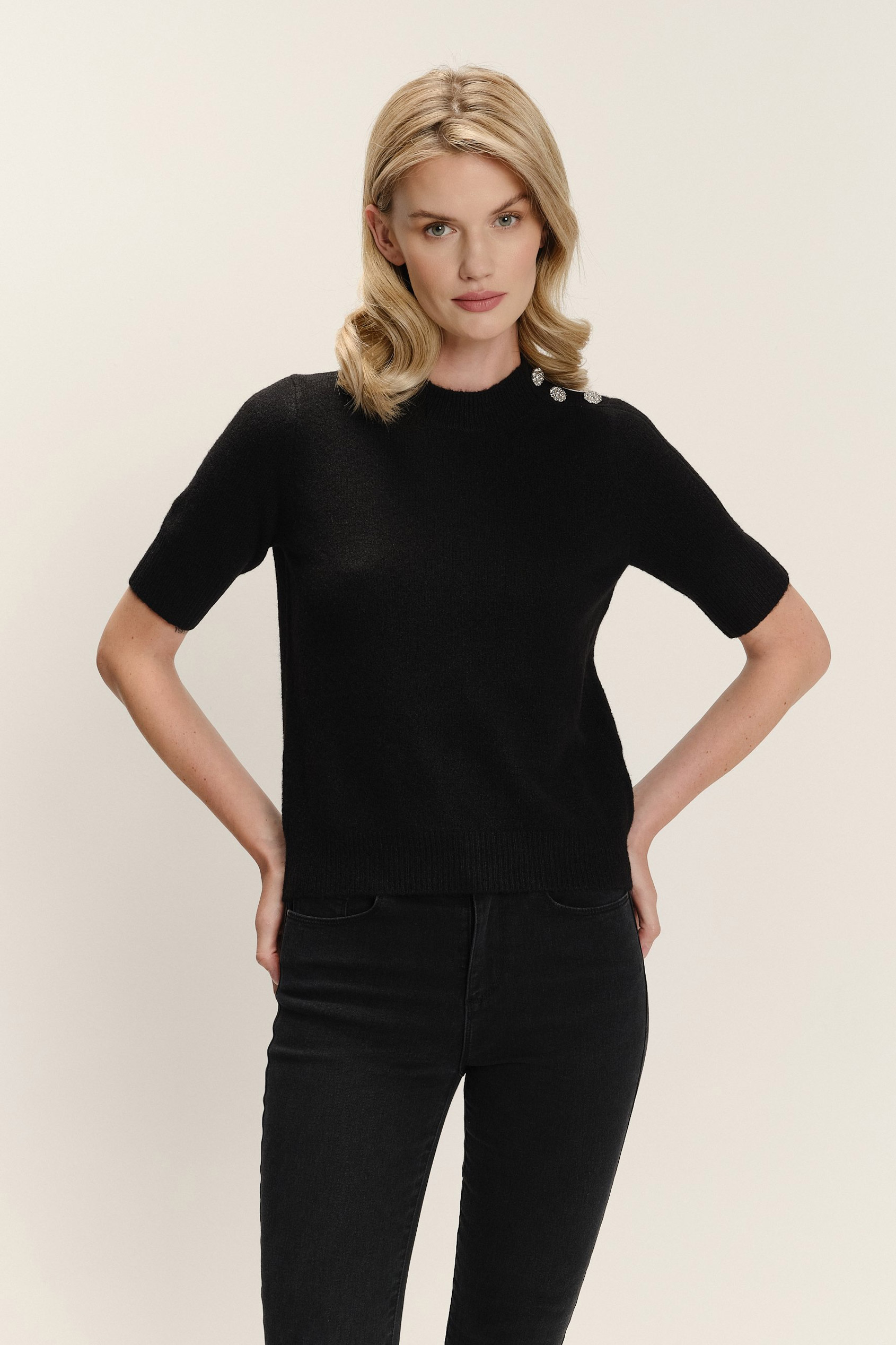 Czarny sweter z biżuteryjnymi guzikami