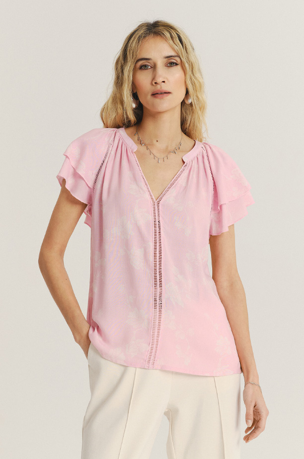 Jasnoróżowa bluzka z rękawami typu motylki