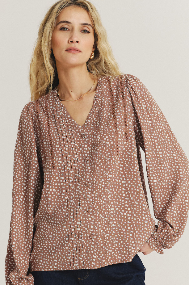 Beżowa bluzka z nadrukiem w drobne kwiaty