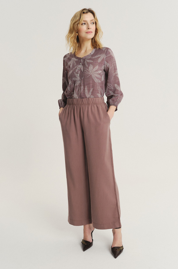 Luźne brązowe spodnie z gumką w talii