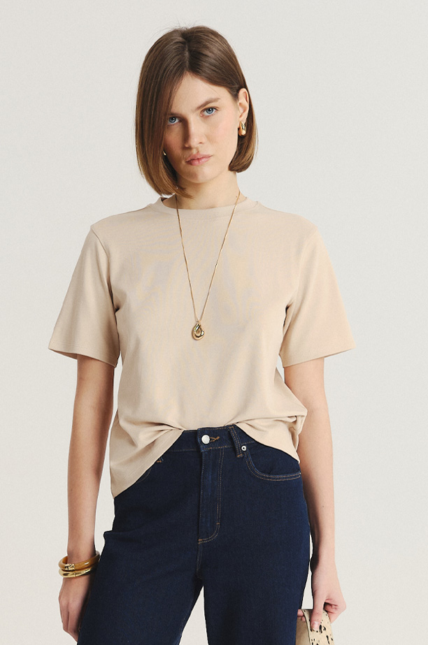 Beżowy t-shirt w stylu basic