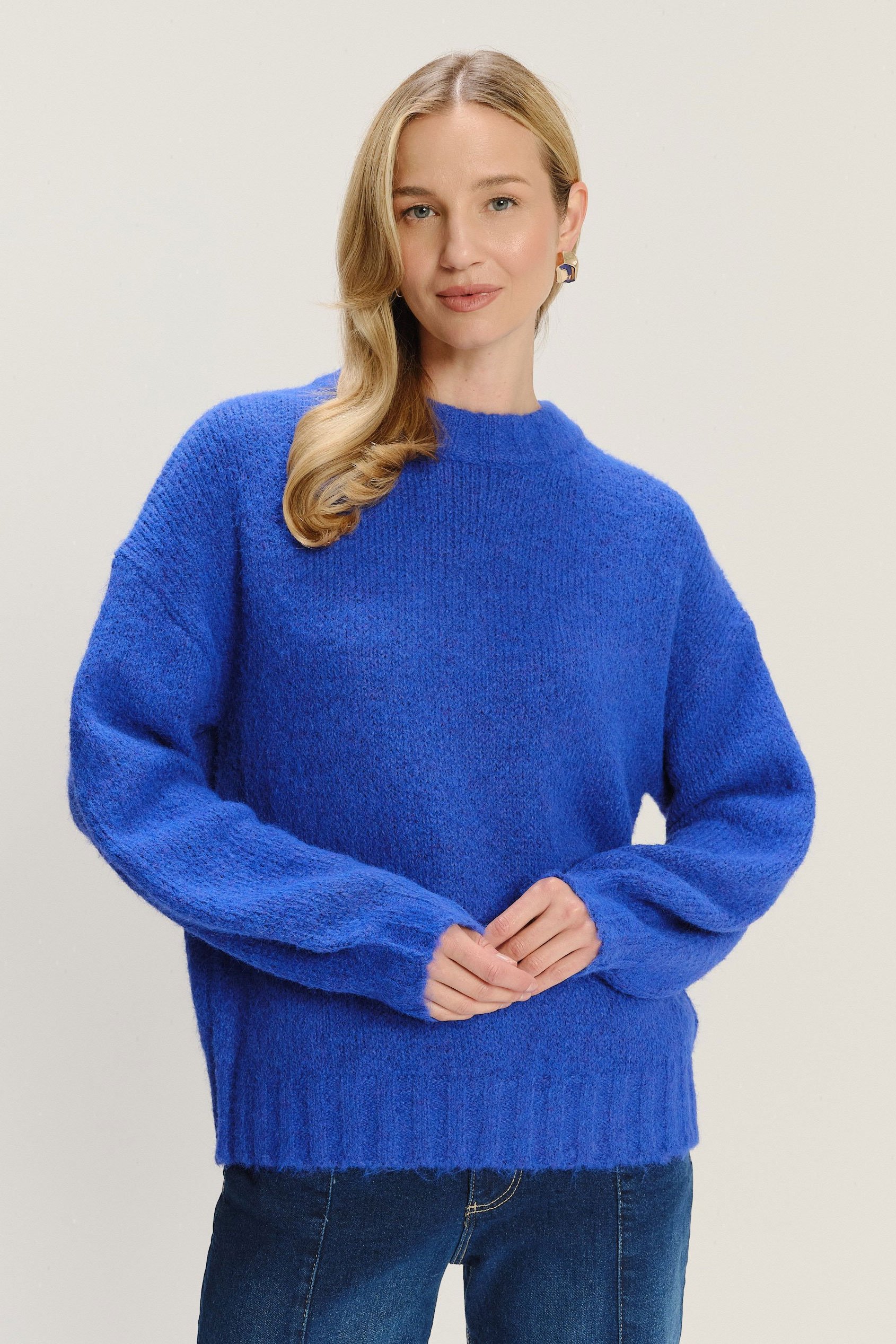 Ciepły niebieski sweter oversize