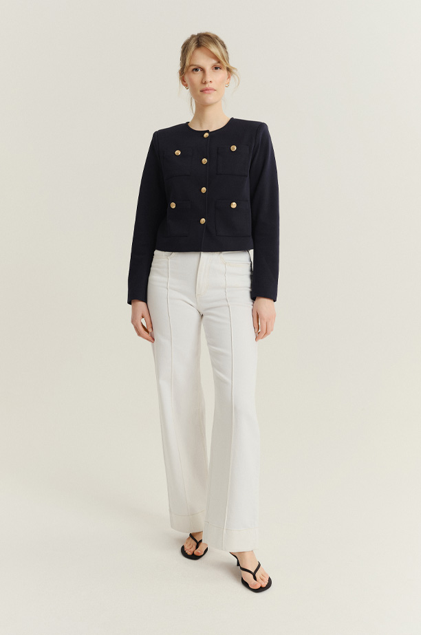 Elegancki krótki żakiet w granatowym kolorze