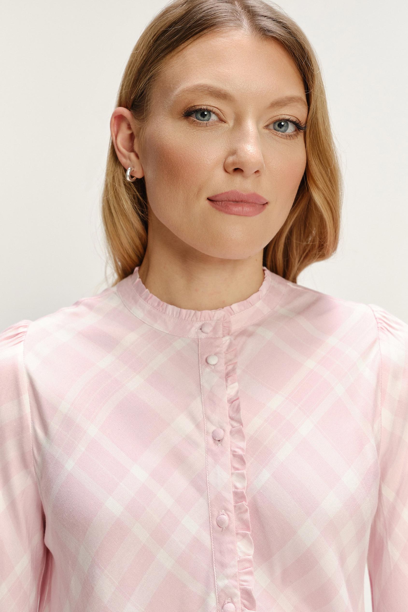 Jasnoróżowa koszula w delikatną kratę