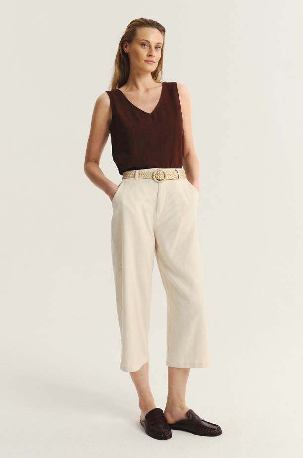 Kremowe spodnie kuloty z plecionym paskiem