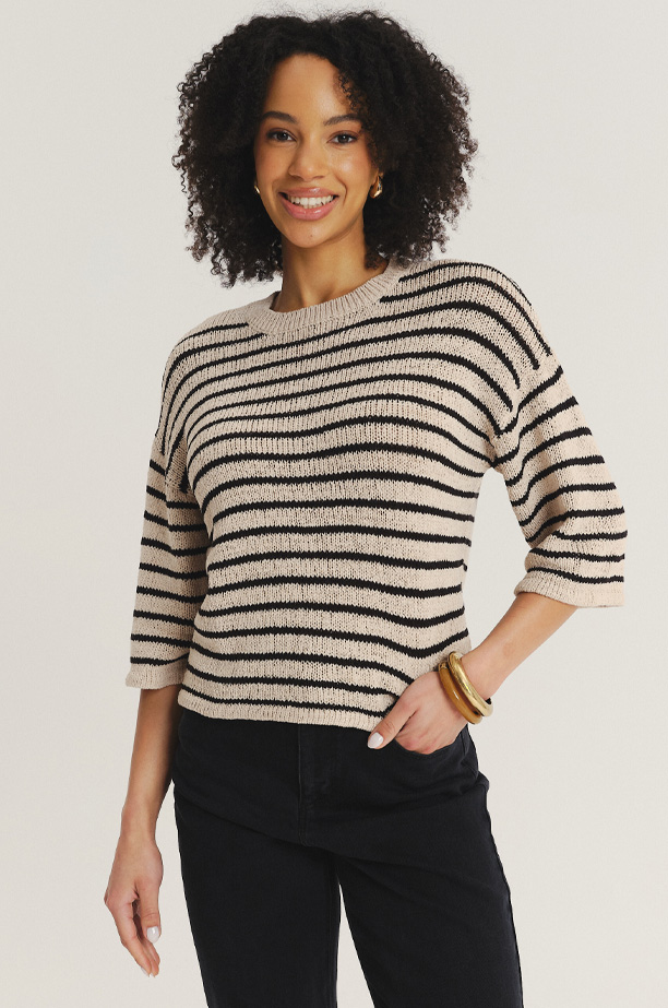 Beżowy sweter w kontrastowe paski
