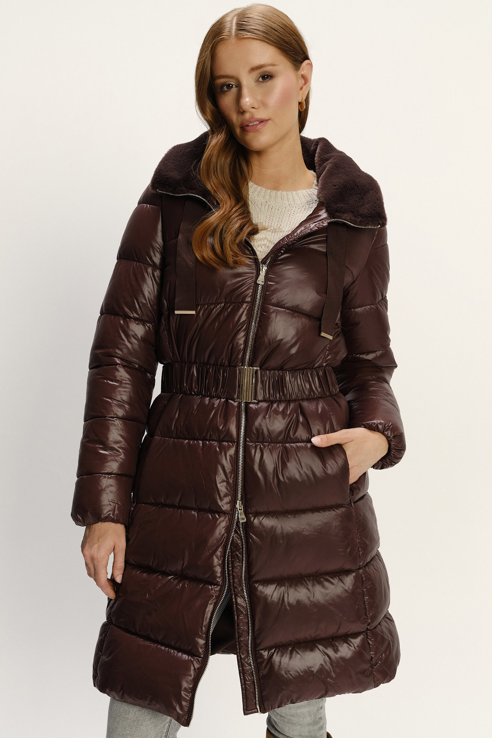 Stylowa pikowana kurtka z paskiem w talii