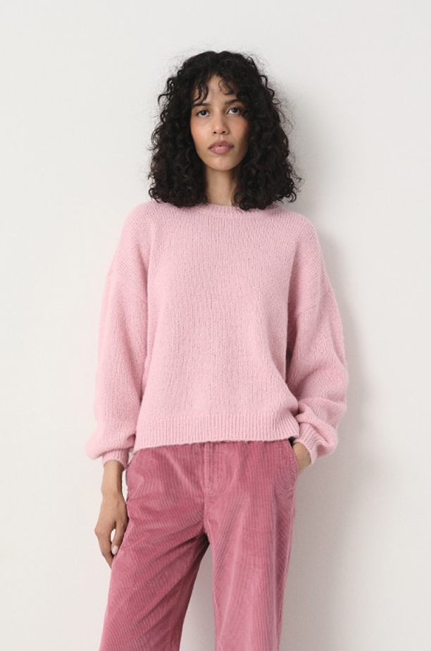 Basicowy sweter w pastelowym odcieniu różu