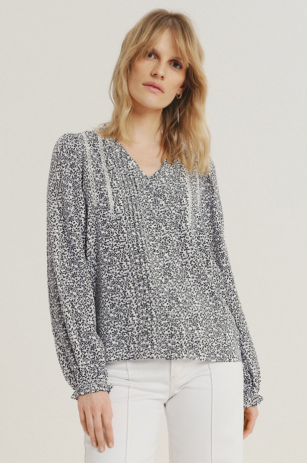 Kobieca bluzka z nadrukiem w drobne kwiaty