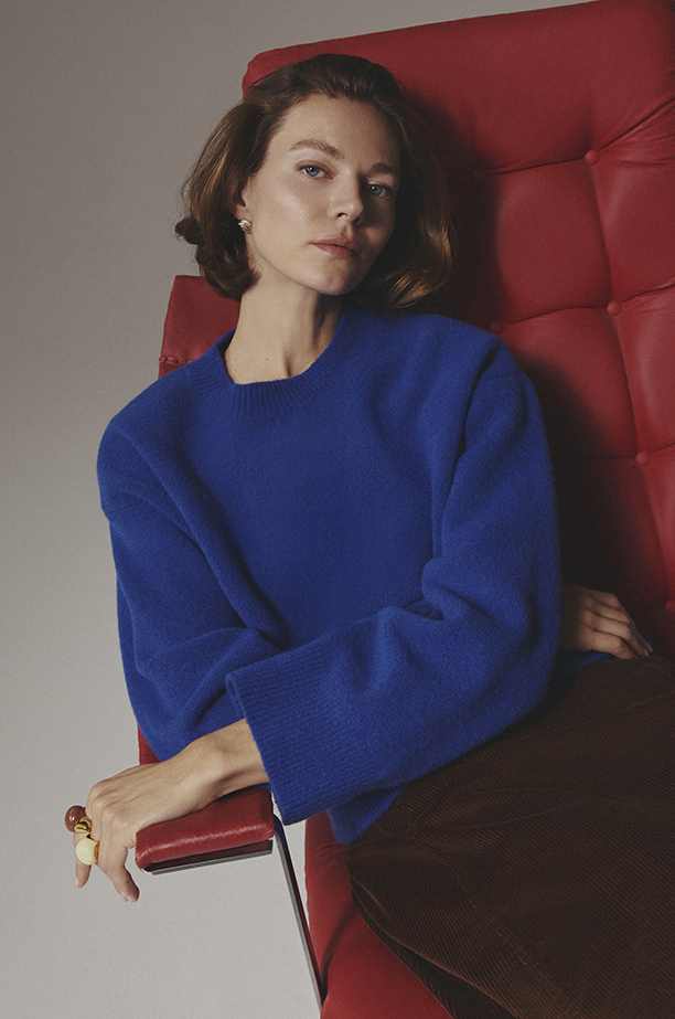 Niebieski sweter oversize