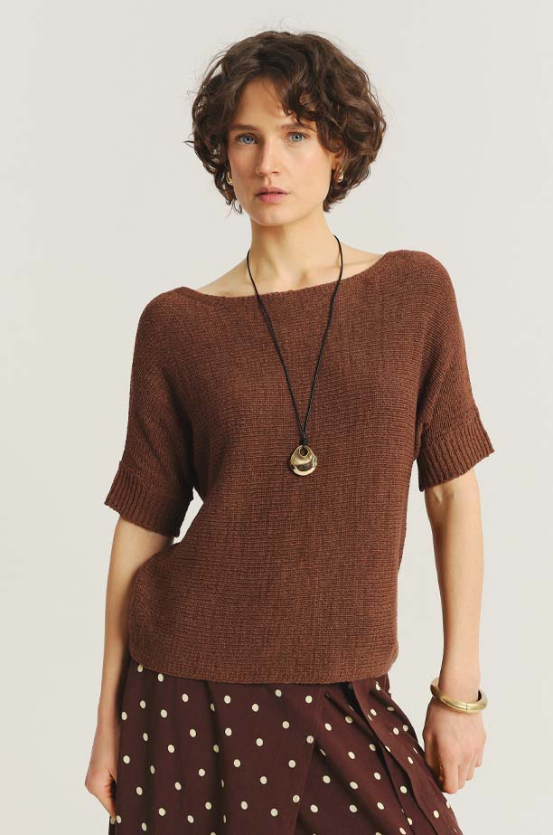 Brązowy sweter z krótkim rękawem