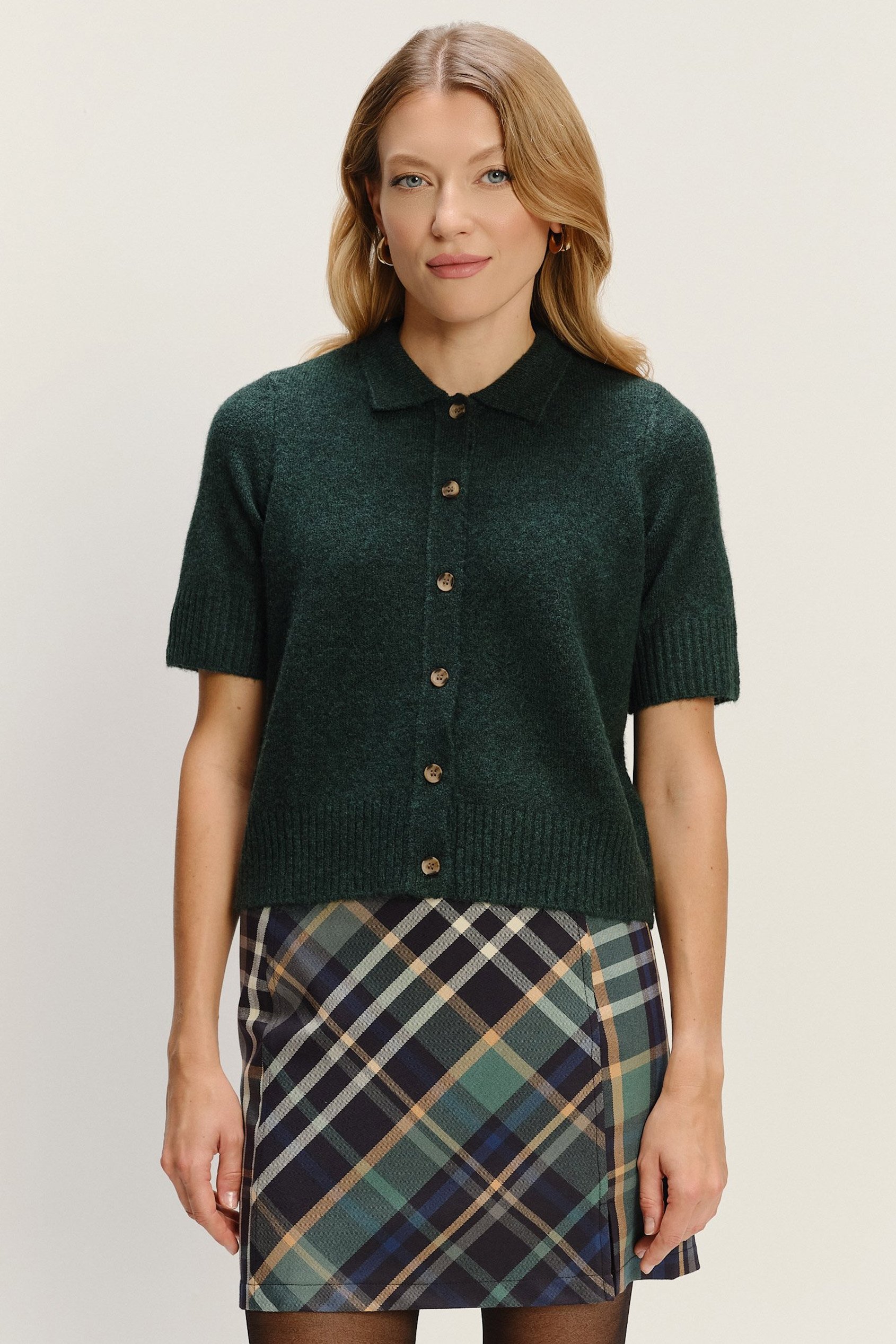 Ciemnozielony sweter z krótkim rękawem i kołnierzykiem