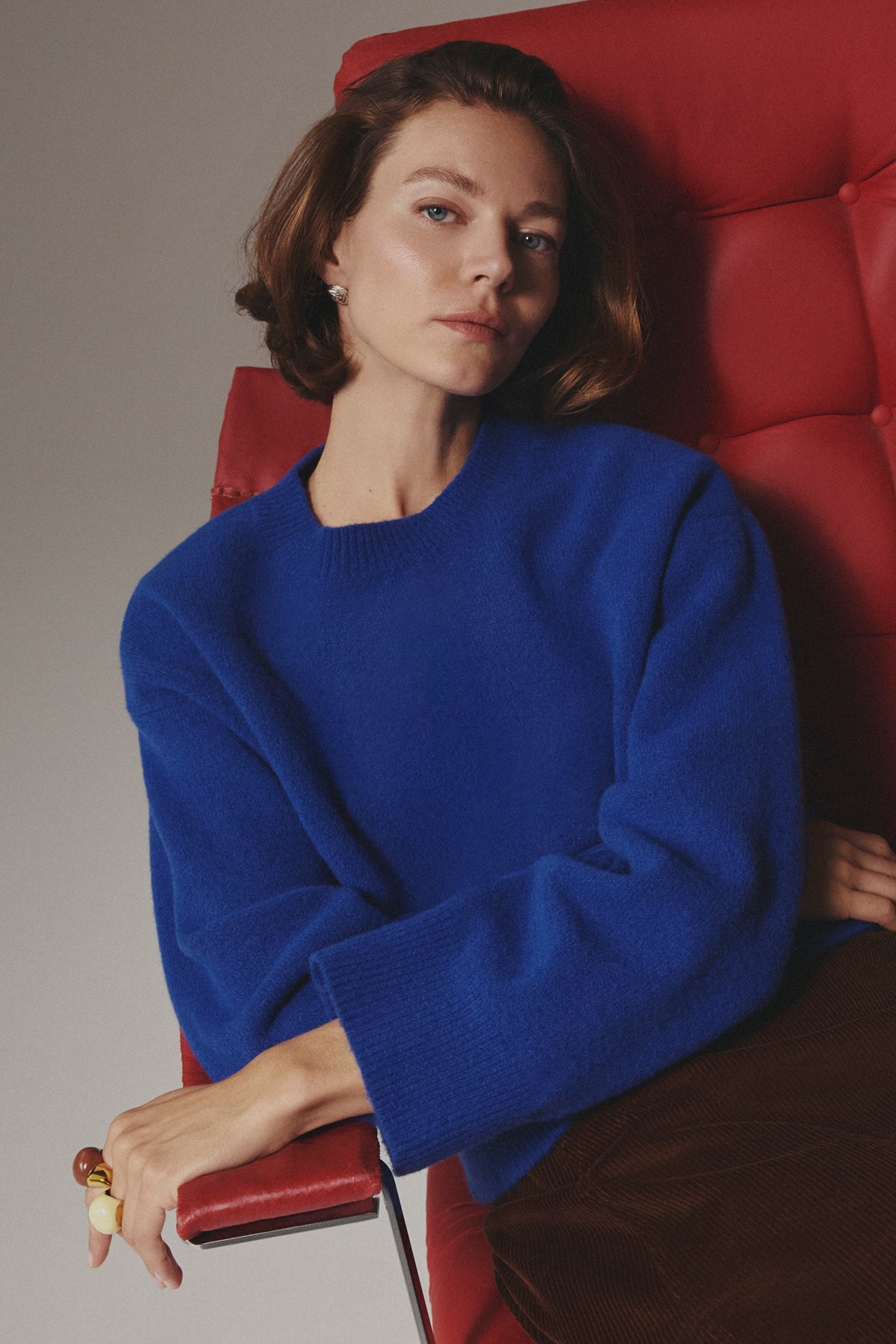 Niebieski sweter oversize