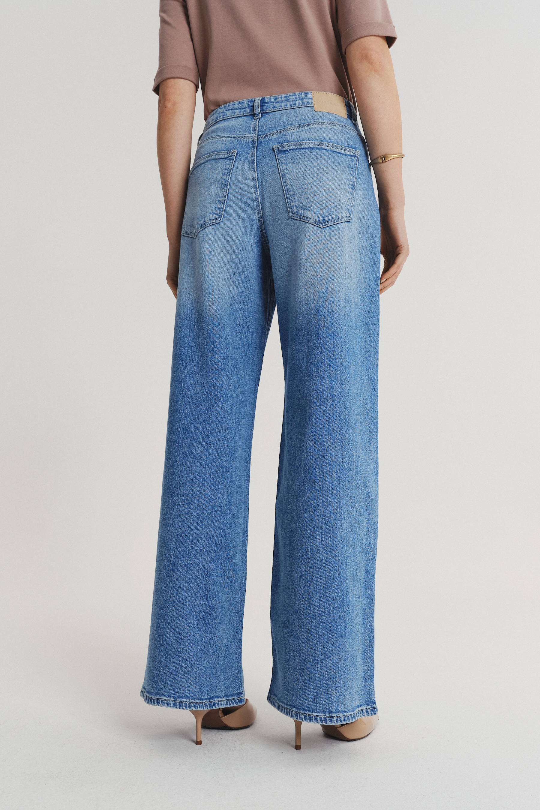 Niebieskie jeansy wide leg