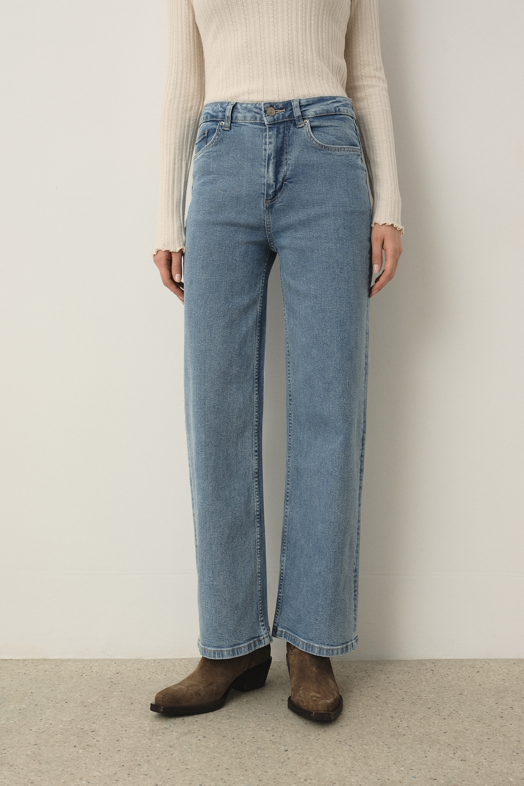 Niebieskie jeansy straight 