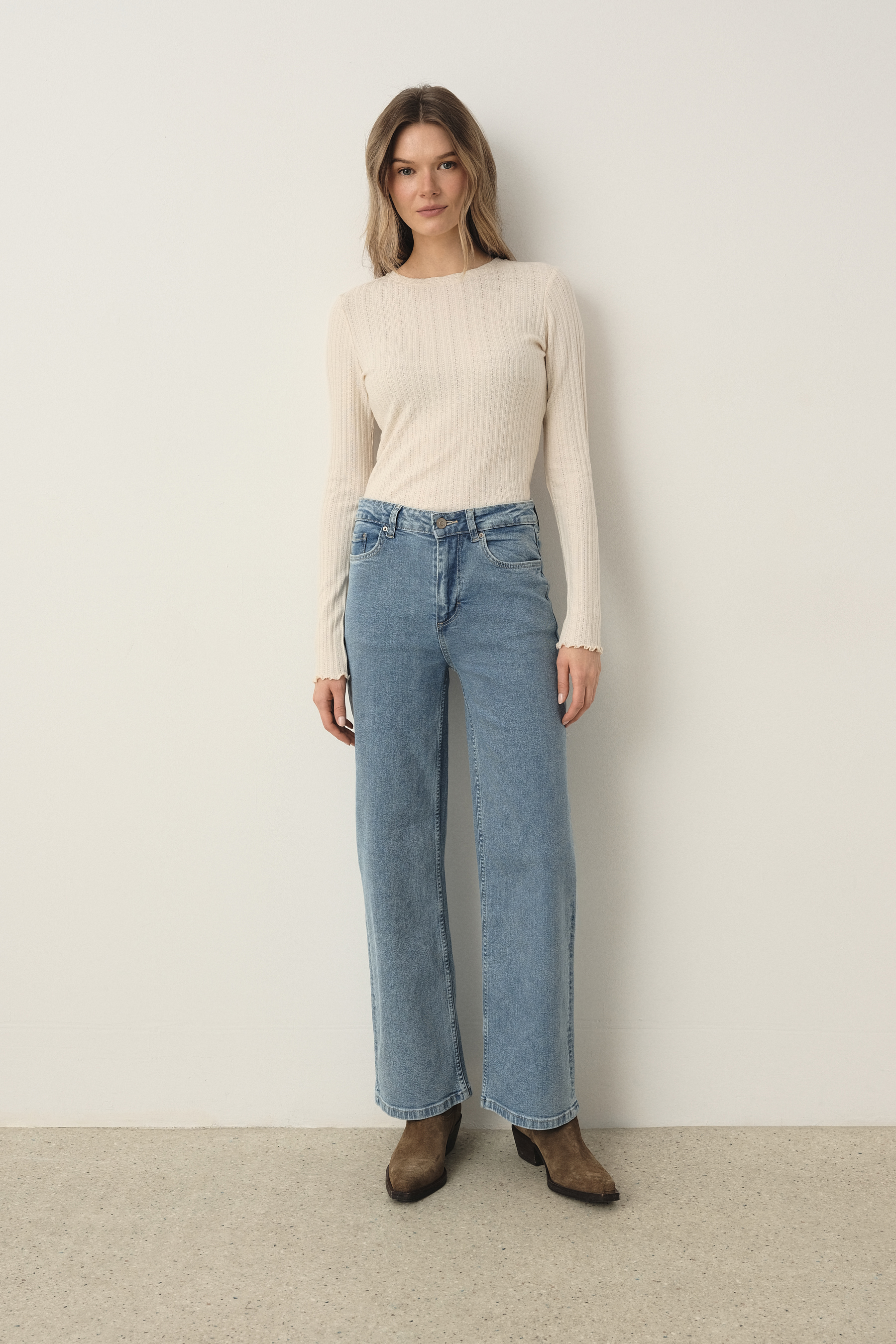 Niebieskie jeansy straight 