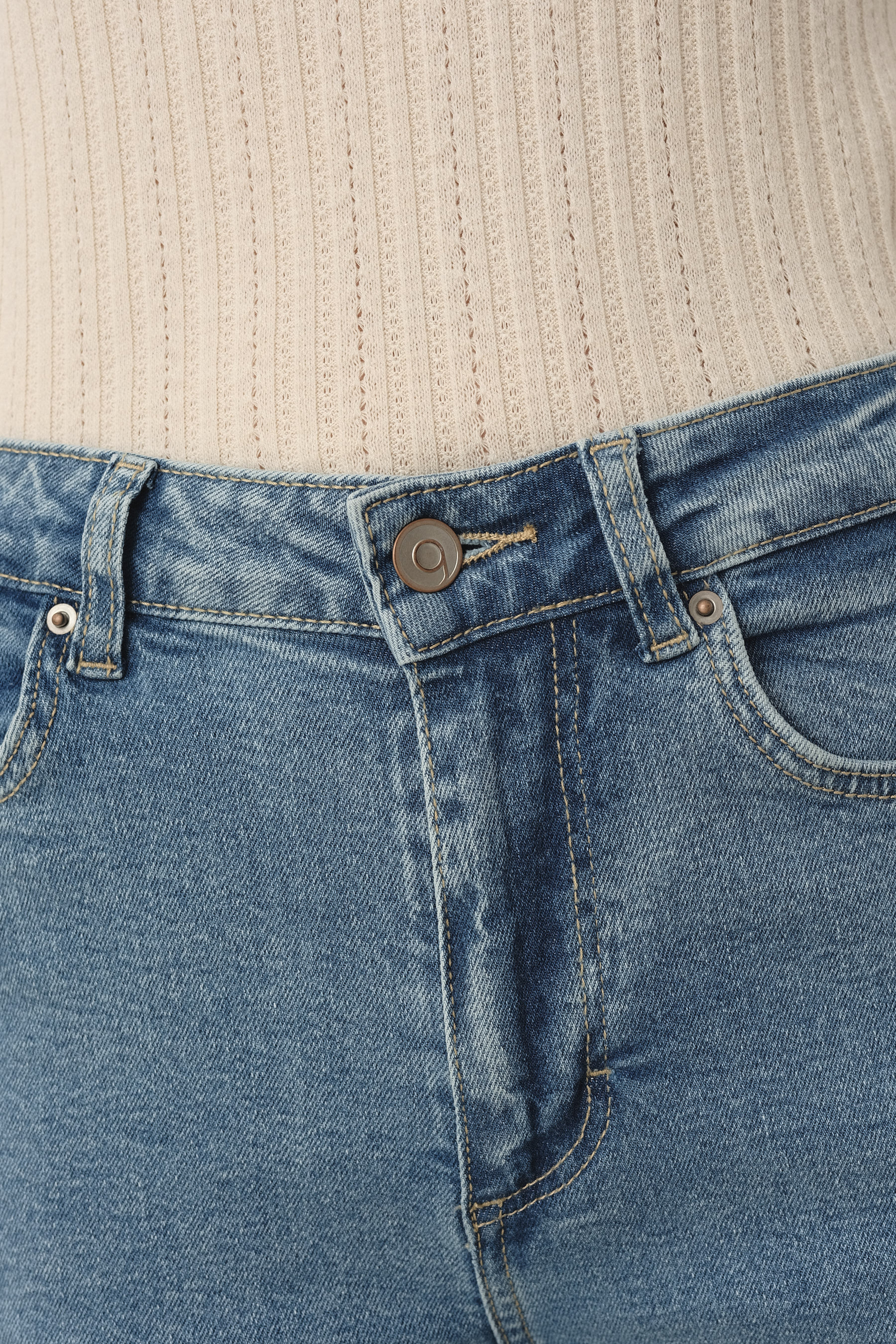 Niebieskie jeansy straight 