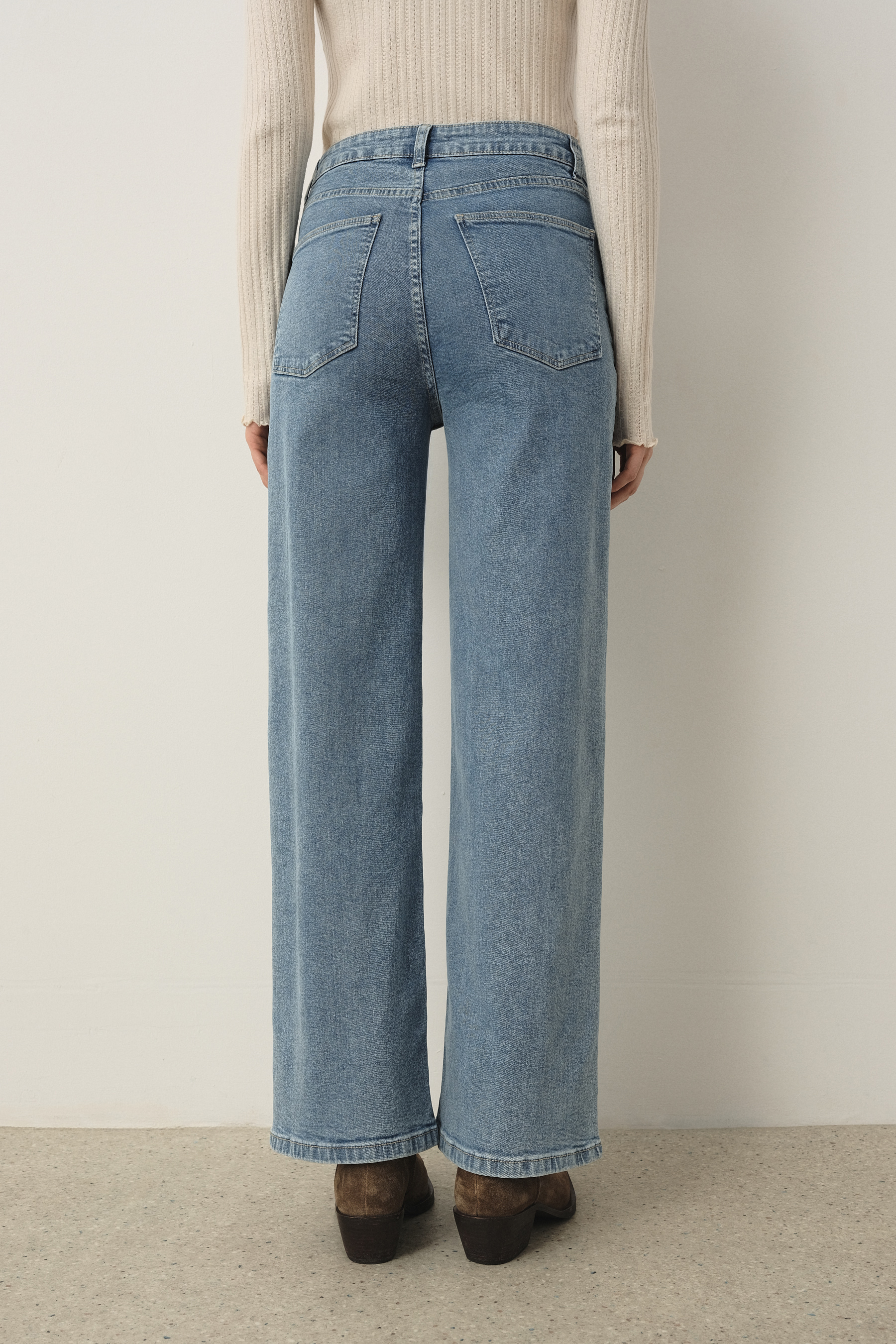 Niebieskie jeansy straight 
