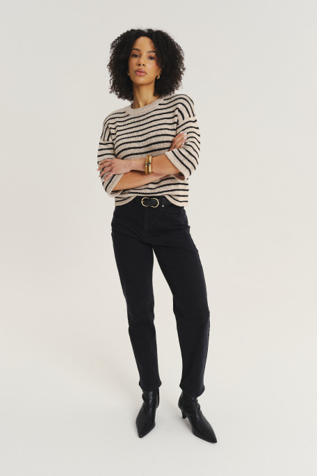 Beżowy sweter w kontrastowe paski