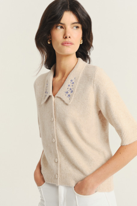 Beżowy sweter z zapięciem na drobne guziki