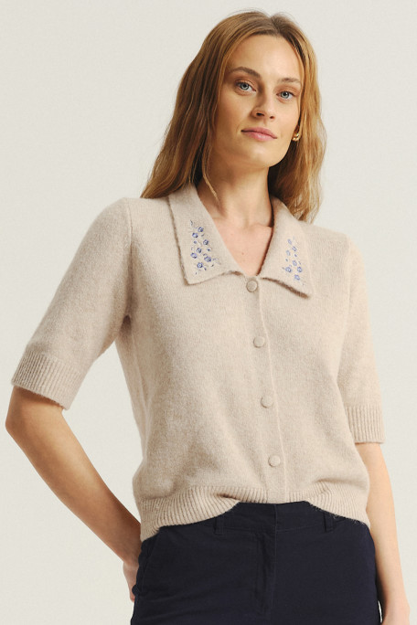 Beżowy sweter z zapięciem na drobne guziki