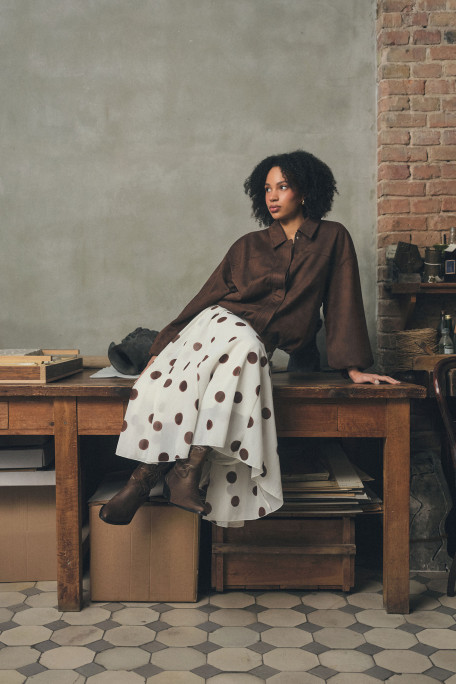 Biała spódnica midi w stylowe kropki