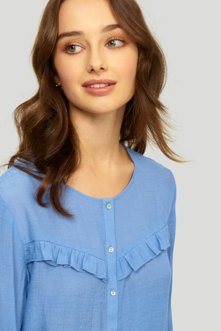 Elegancka, niebieska bluzka z dekoracyjną falbanką