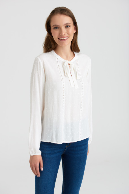Romantyczna, biała bluzka z wiązaniem przy dekolcie