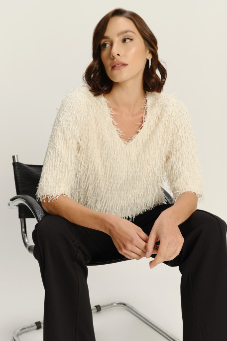 Kremowa bluza z efektownym wykończeniem