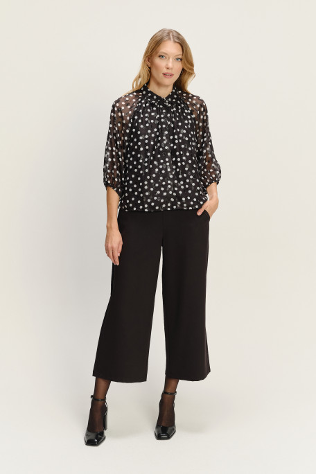 Efektowna czarna bluzka w kropki z rękawami do łokcia