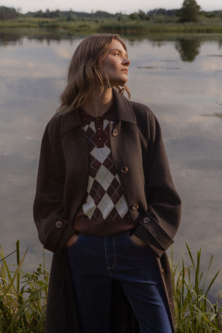 Brązowy sweter w romby z domieszką wełny