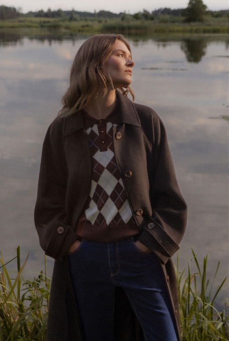 Brązowy sweter w romby z domieszką wełny