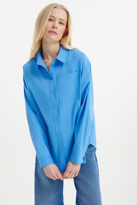 Niebieska koszula o prostym kroju 