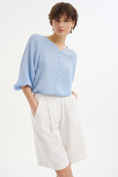 Delikatna bluzka z zapięciem na efektowne guziki 