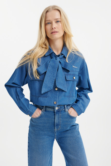 Jeansowa koszula z wiązaniem przy dekolcie 