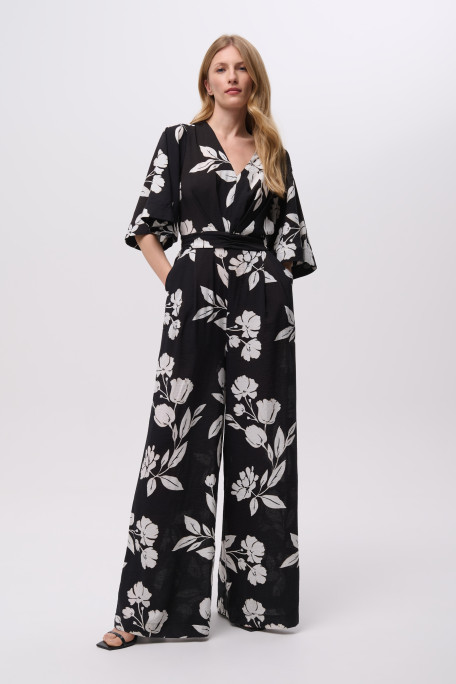 Czarny kombinezon w białe kwiaty 