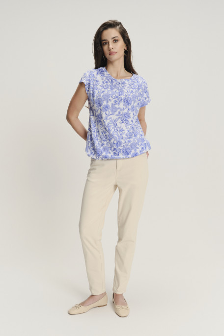 Biały top w błękitne kwiaty