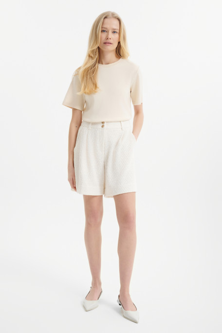 Kremowy top o prostym kroju 