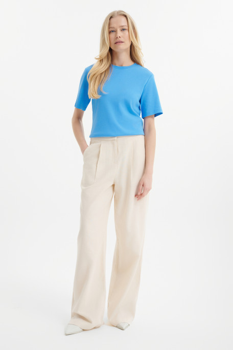 Niebieski top o prostym kroju 