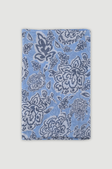 Niebieska apaszka w kwiatowy nadruk