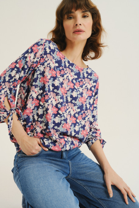 Niebiesko-różowa bluzka w kwiatowy nadruk