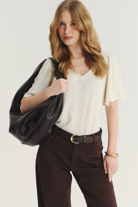 Luźna kremowa bluzka z subtelnym haftem