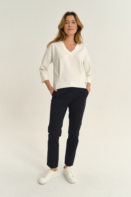 Biała bluza z błyszczącym wykończeniem